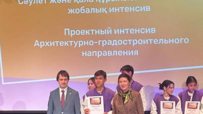 ОТЫРАРЛЫҚ ОҚУШЫ ОҚУ-АҒАРТУ МИНИСТРІ ЖҰЛДЫЗ СҮЛЕЙМЕНОВАНЫҢ ҚОЛЫНАН МАРАПАТ АЛДЫ